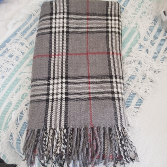 V. FARRS Cape or Wrap Like new EUC - Picture 2 of 7